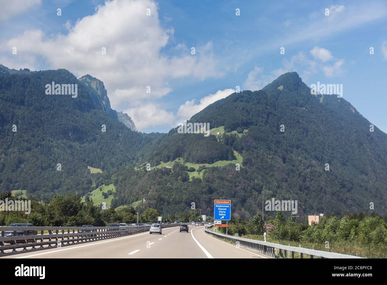 Autoroute route suisse dans les montagnes des Alpes, Suisse Banque D'Images