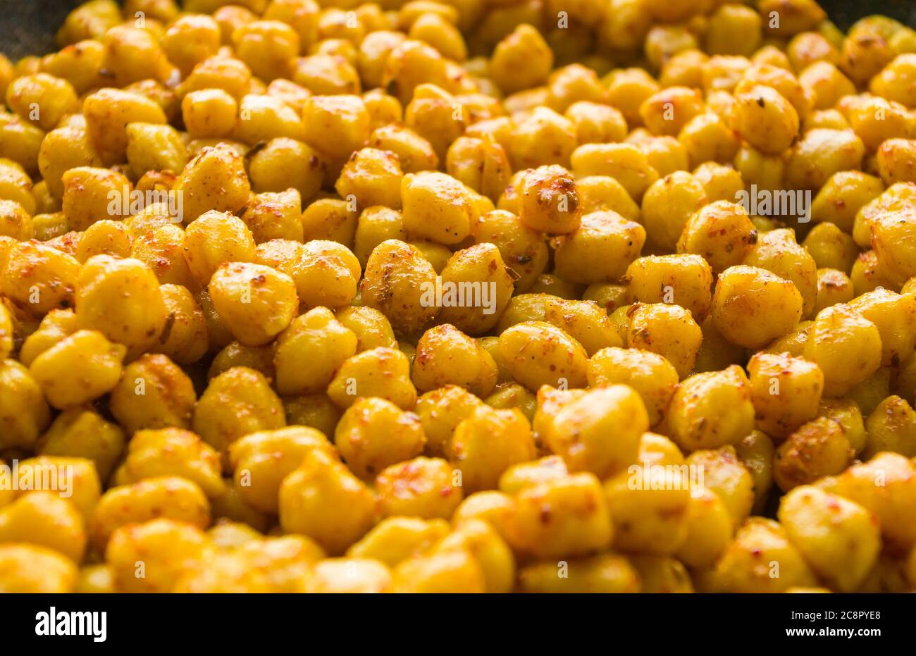Cuisson des pois chiches avec des épices dans une casserole, gros plan Banque D'Images