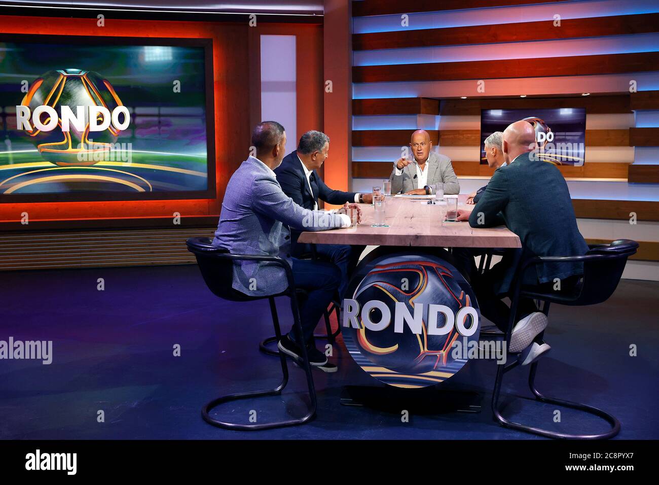 Hilversum, pays-Bas. 26 juillet 2020. HILVERSUM, 25-07-2020 Programme TV  Sports Rondo de Ziggosports. Avec l'hôte Jack van Gelder et les analystes  Ruud Gullit, Marco van Basten, Jan van Halst et Henk Ten