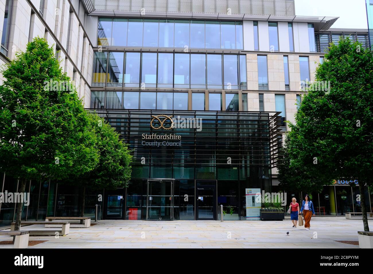 Stafford / Royaume-Uni - 23 juillet 2020: Staffordshire County Council Building et les gens qui marchent devant l'entrée. Banque D'Images