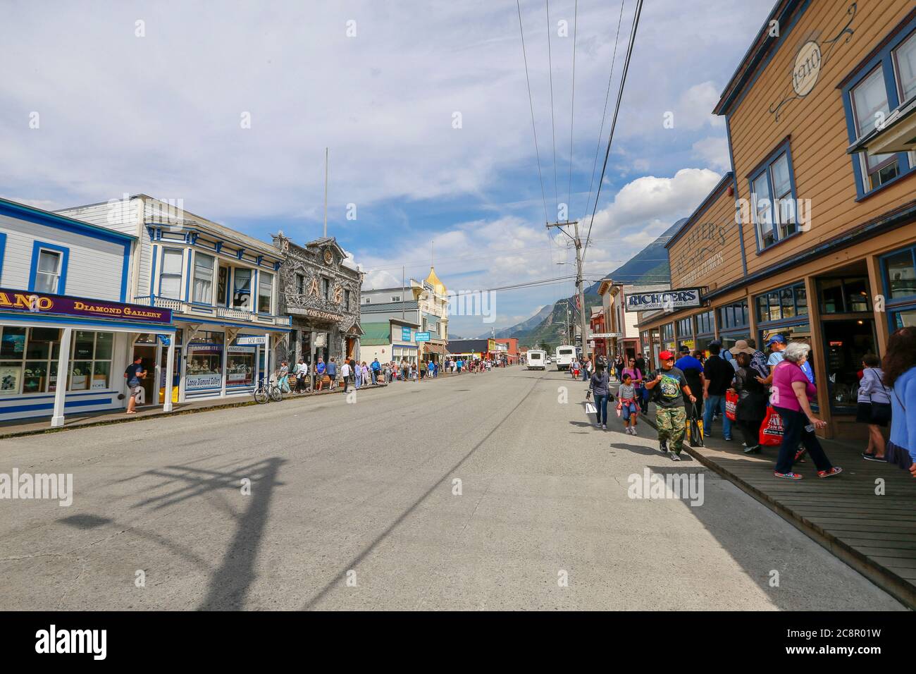 Skagway, Alaska - 25 juillet 2018 - vue sur la rue de la ville historique de Skagway, Alaska avec les touristes et le commerce Banque D'Images