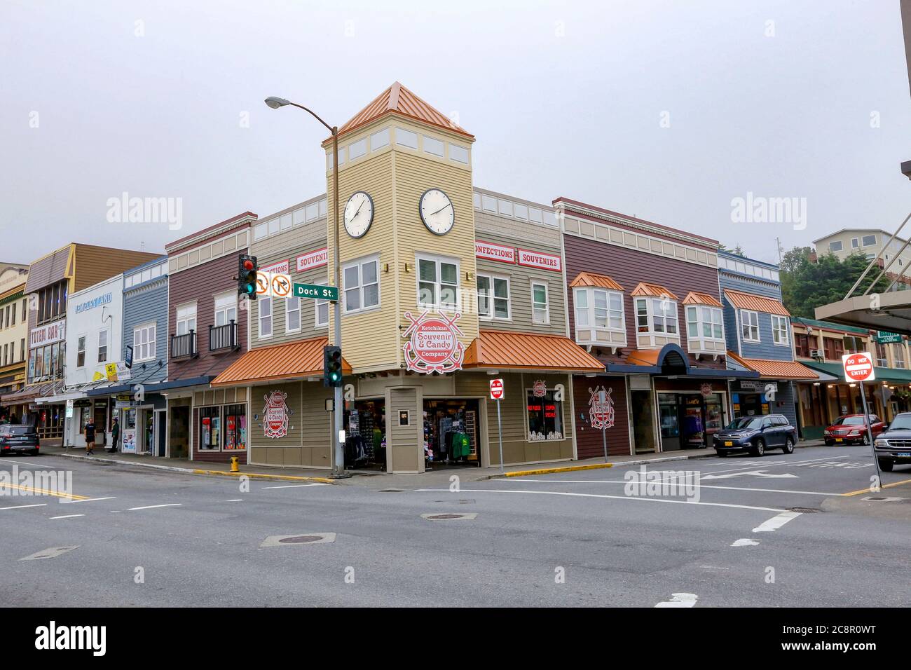 Ketchikan, Alaska - 23 juillet 2018 - Dock St et Front St où est placé un magasin de souvenirs, centre-ville de Ketchikan. Banque D'Images