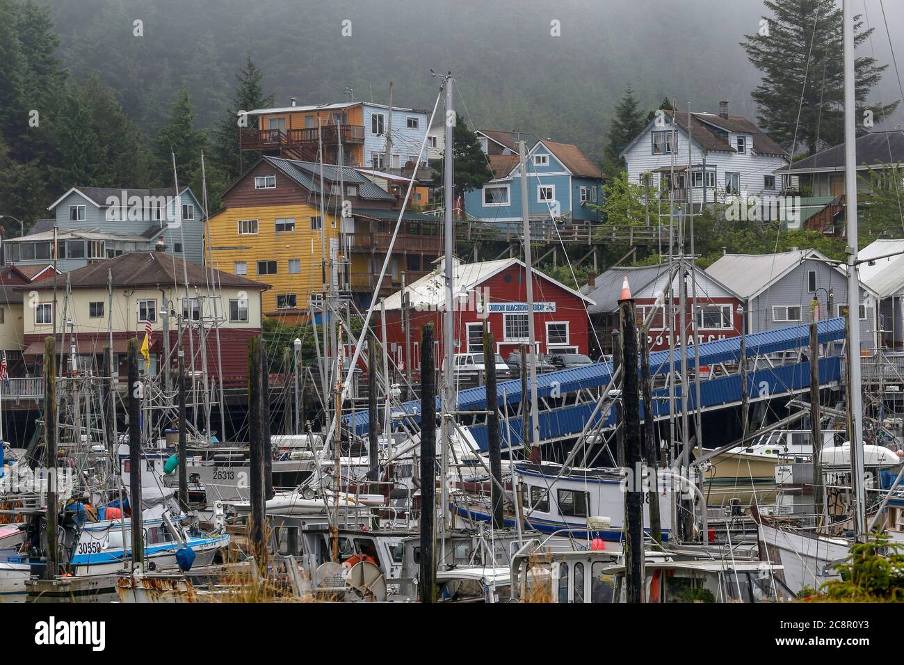 Ketchikan, Alaska - 23 juillet 2018 - vue sur le port de Ketchikan avec des bateaux de pêche et des maisons de pêcheurs Banque D'Images