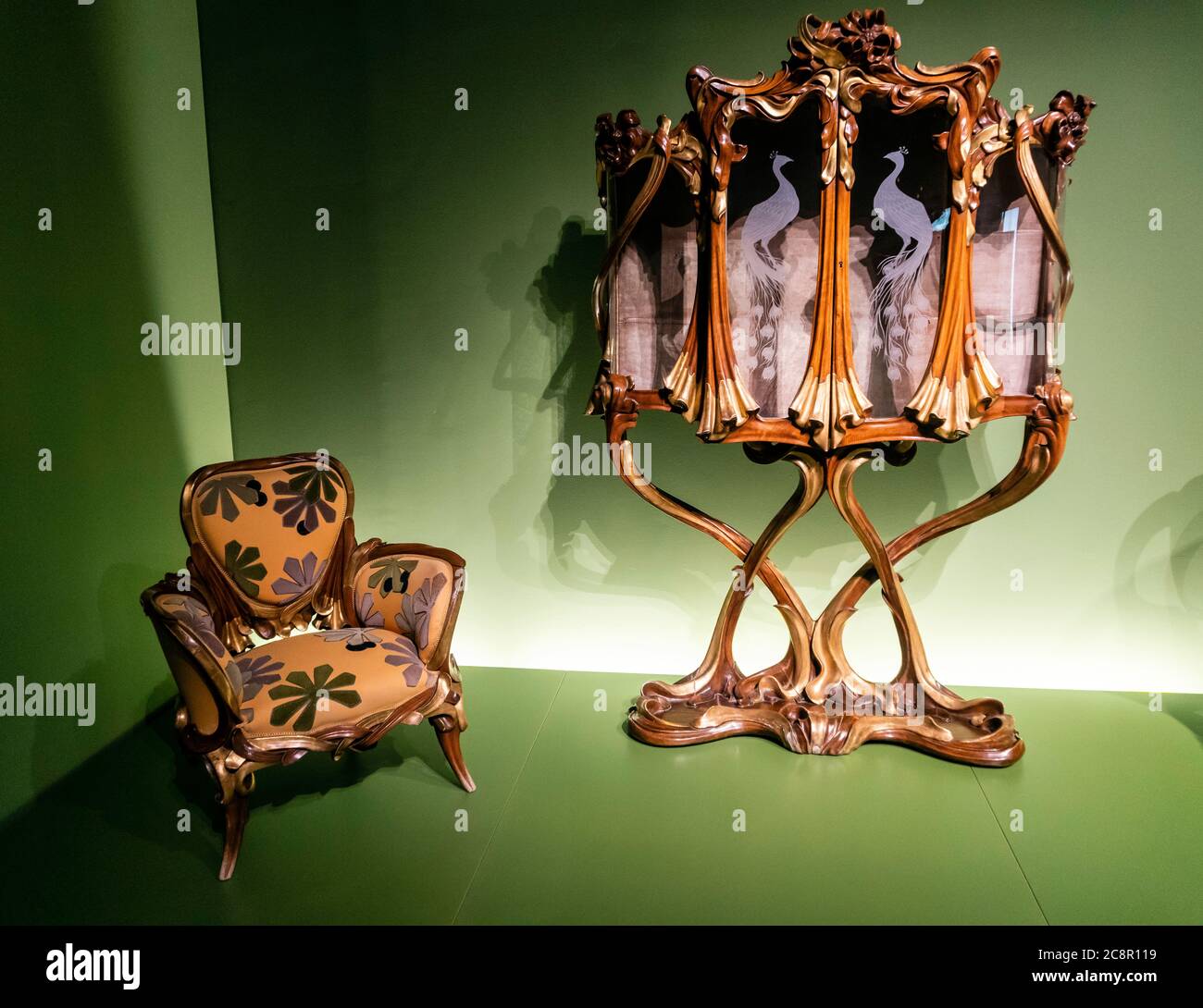 ALEIX Clapes (Vilasar de Dalt 1846-Barcelona 1920), mobilier moderniste (1898-1902), fauteuil, vitrine en verre, bois sculpté et doré, et textiles. Banque D'Images