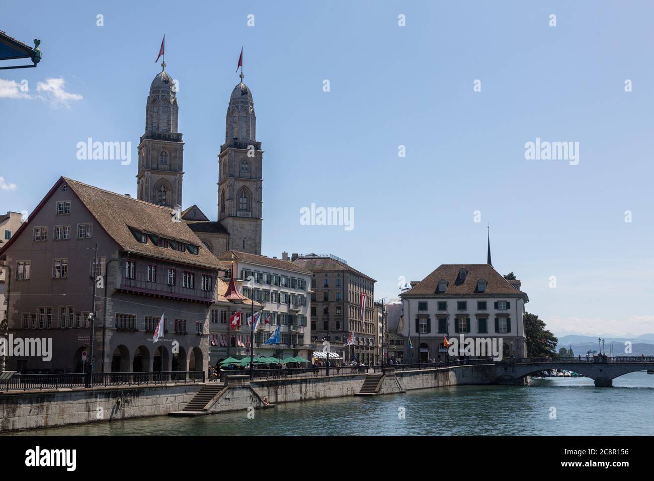 Zurich, Suisse. Vue sur le centre-ville historique avec sa célèbre église Grossmunster, sur la Limmat. Banque D'Images