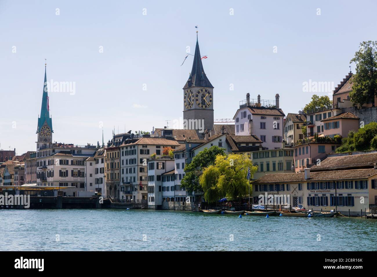 Paysage urbain de Zurich et rivière Limmat en journée avec ciel bleu, Suisse Banque D'Images