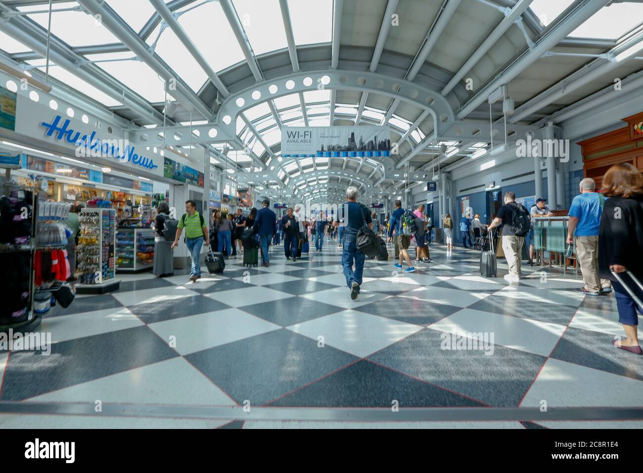 Chicago, USA - 20 juillet 2018 : les voyageurs se rendent à pied aux portes de l'aéroport international O'Hare de Chicago aux États-Unis. Banque D'Images