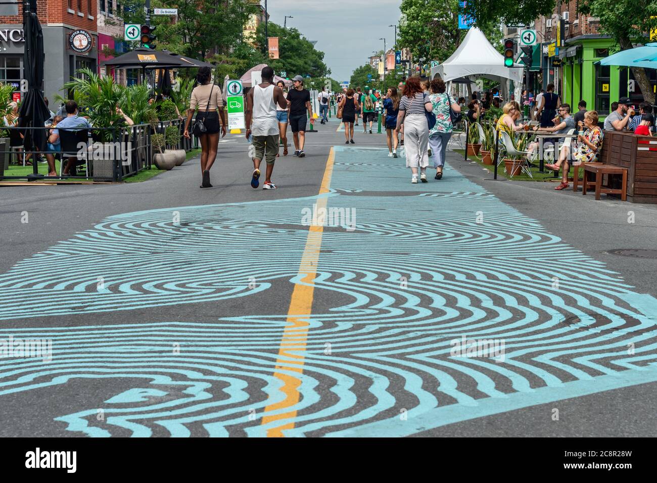 Montréal, CA - 26 juillet 2020 : voies active des sécurités (circuit de transport actif sécurisé) sur l'avenue du Mont-Royal pendant la pandémie Covid-19 Banque D'Images