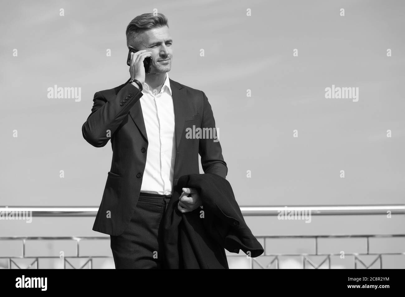 Prenez des décisions en déplacement. Concept d'entreprise. Vie d'affaires. Fond bleu ciel de style classique homme. Communication mobile. Homme d'affaires réussi et motivé. Homme d'affaires bien entretenu coiffure. Banque D'Images