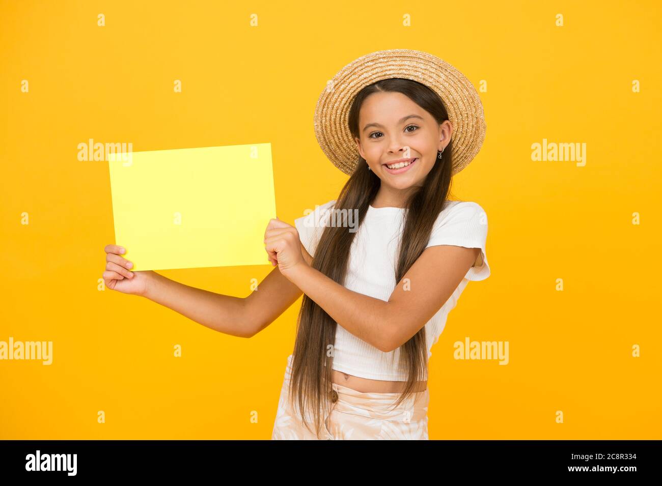 Petite fille chapeau de paille présentant poster publicité espace de copie,  idée de liste de seau d'été Photo Stock - Alamy