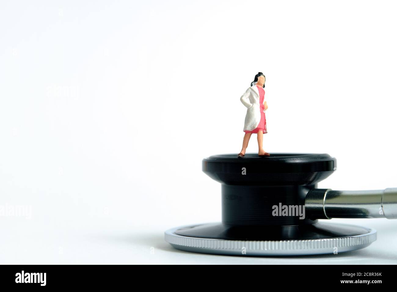 Santé concept miniature photographie de personnes – femmes médecin se tient au-dessus du stéthoscope. Image photo Banque D'Images