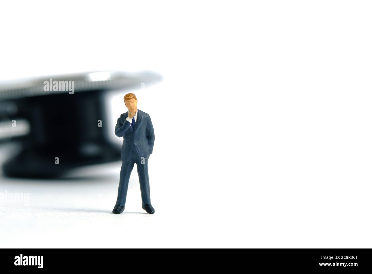 Photographie miniature conceptuelle de la santé – l'homme d'affaires se tient devant le stéthoscope. Image photo Banque D'Images