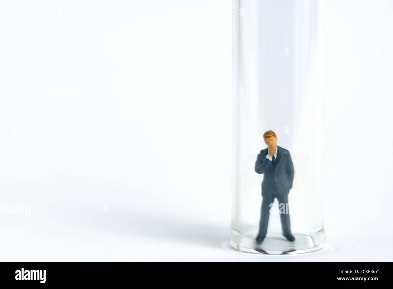Photographie de personnes miniatures conceptuelles de la santé – échantillon de test, homme d'affaires sur un tube de laboratoire. Image photo Banque D'Images