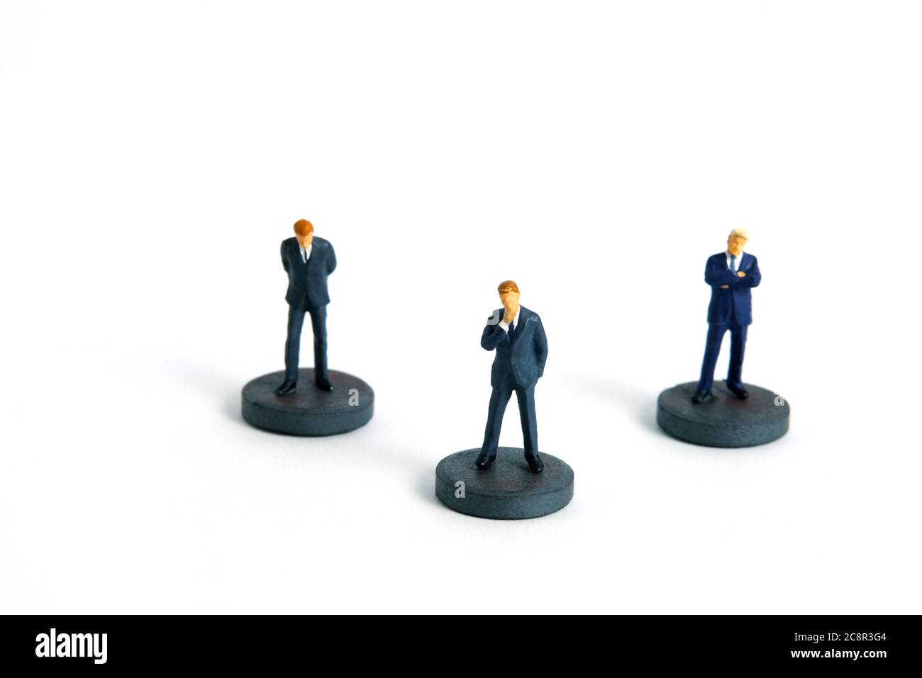 Pandémie coronavirus concept social distancer photographie de personnes miniatures – un homme d'affaires est sur le cercle – une stratégie pour empêcher la propagation de Banque D'Images