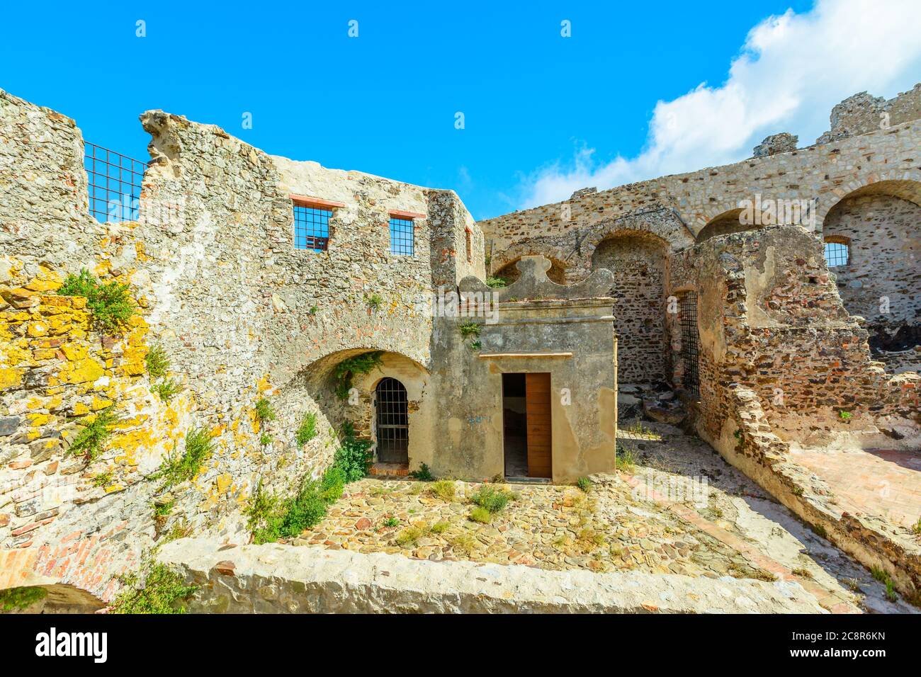 Les murs et les fenêtres de l'arcade du château de Volterraio, la plus ancienne forteresse de l'île d'Elbe, en Toscane, en Italie. Le château italien n'a jamais conquis Banque D'Images