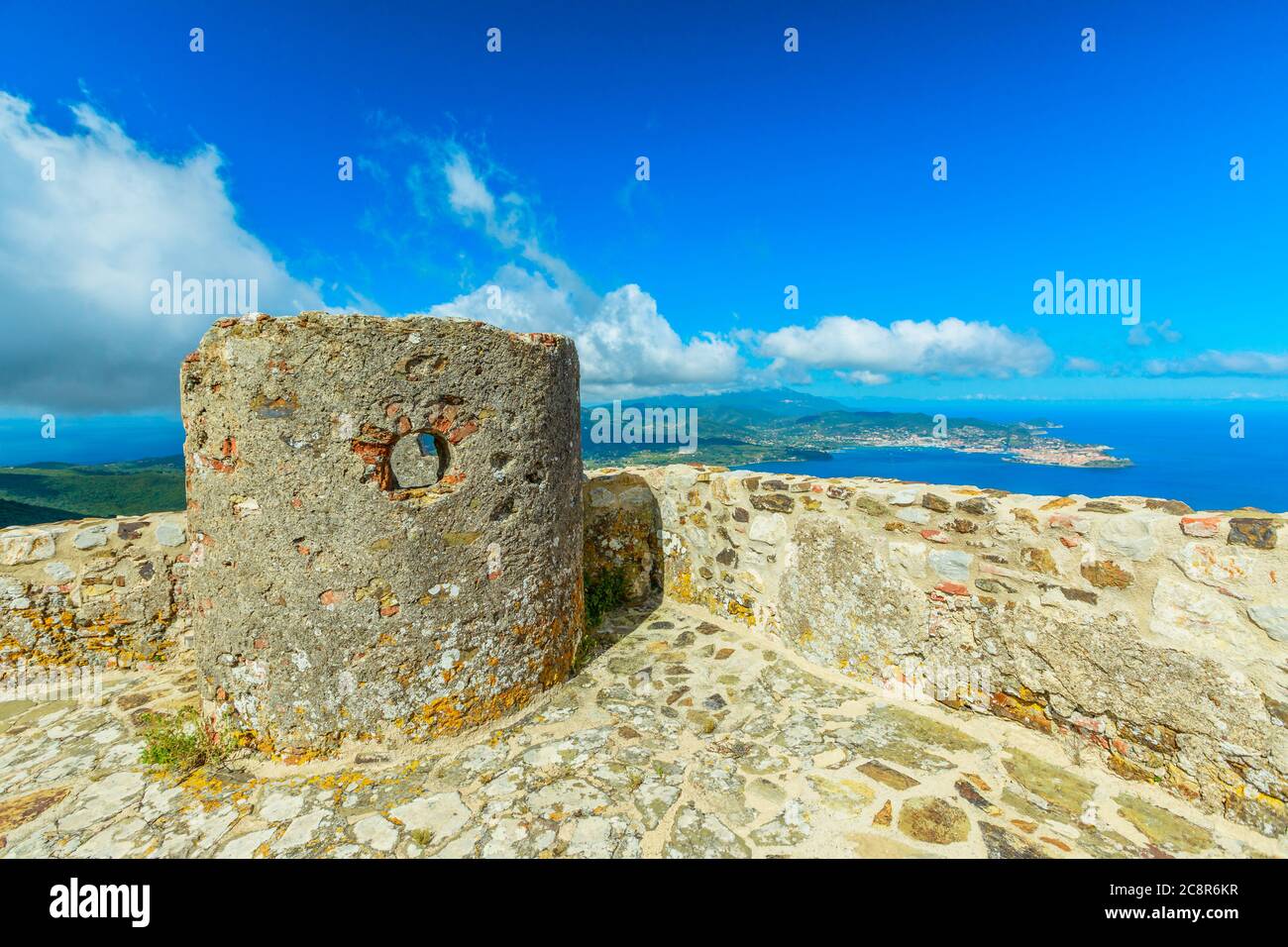 Ancienne tour supérieure du château de Volterraio, la plus ancienne forteresse de l'île d'Elbe, Toscane, Italie. Situé entre Portoferraio et Rio nell'Elba. Jamais Banque D'Images