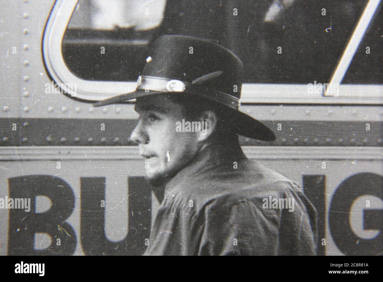 Fin années 70 vintage noir et blanc style de vie photographie d'un homme  portant un chapeau de cow-boy en se tenant devant un bus public Photo Stock  - Alamy