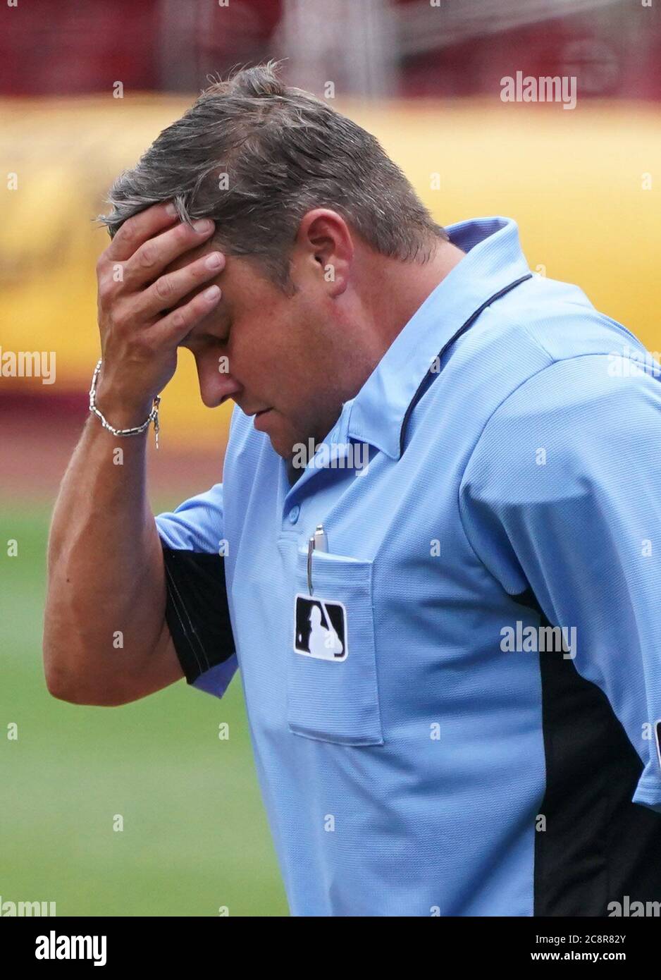 St. Louis, États-Unis. 26 juillet 2020. Home plaque l'arbitre Jordan Baker tente de se recueillir entre les gains pendant les Pirates-St. de Pittsburgh Match de baseball des Louis Cardinals au stade Busch de St. Louis le dimanche 26 juillet 2020. Comme les températures atteignent 93 degrés pendant le jeu, les températures réelles de sensation étaient de 100 degrés. Photo de Bill Greenblatt/UPI crédit: UPI/Alay Live News Banque D'Images