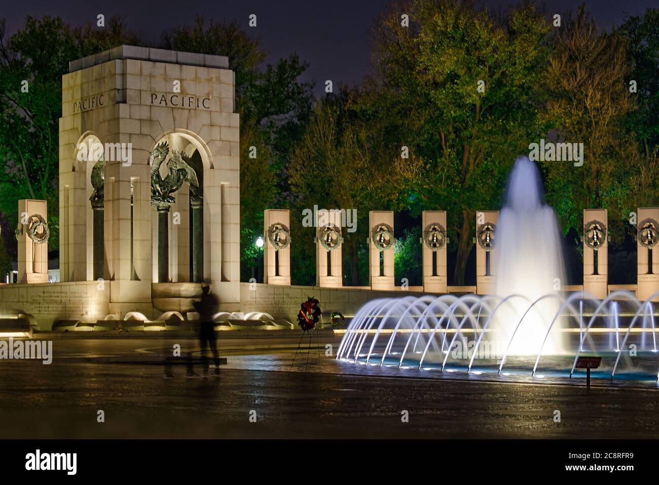 Vue de nuit sur les piliers de granit et la Pacific Arch, une partie du monument commémoratif de la Seconde Guerre mondiale situé sur le National Mall, Washington, D.C. Banque D'Images