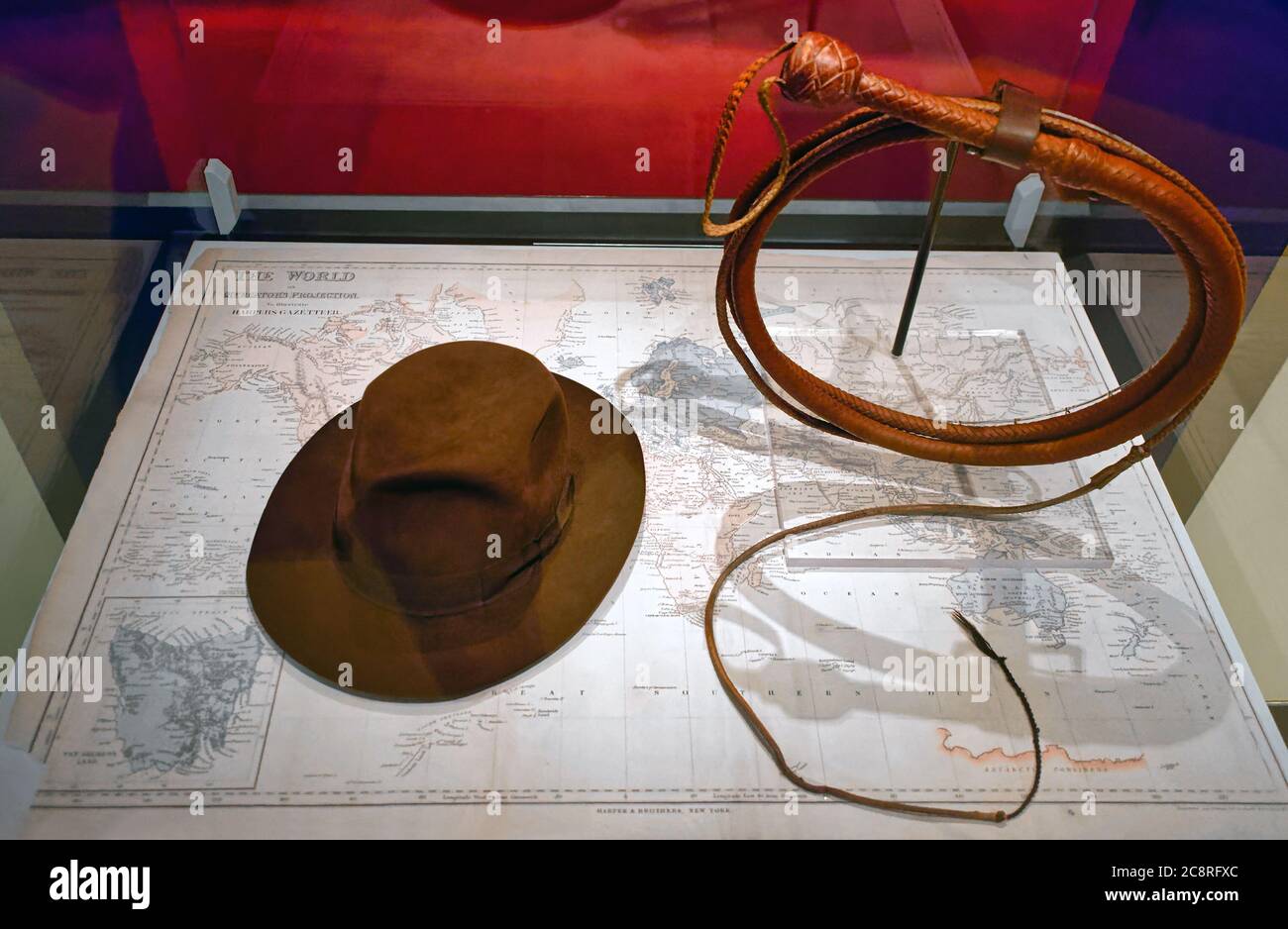 Le chapeau de style whip et fedora que Harrison Ford portait dans le film Indiana J. et The Last Crusade, est exposé au Musée national d'histoire américaine Banque D'Images