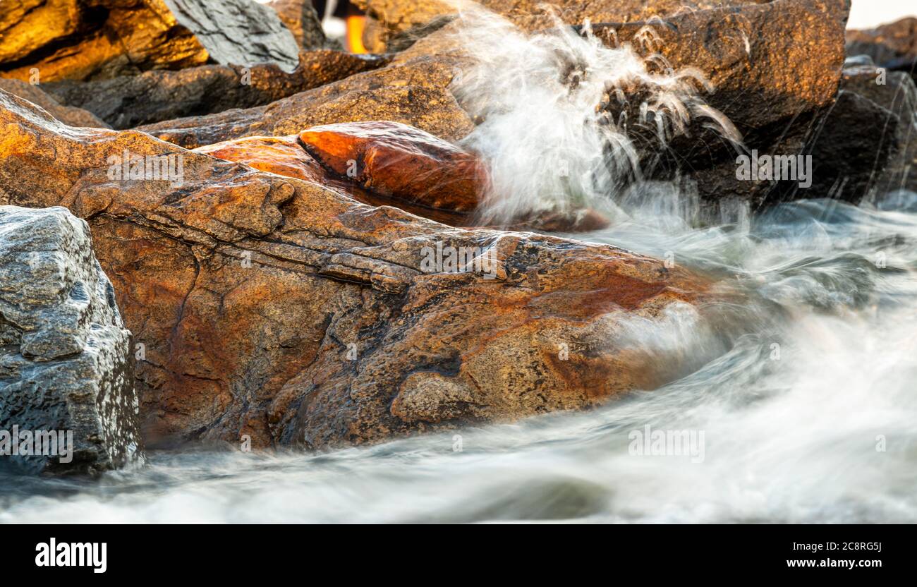 Vagues de la mer autour des pierres. East Greenwich, Rhode Island Banque D'Images