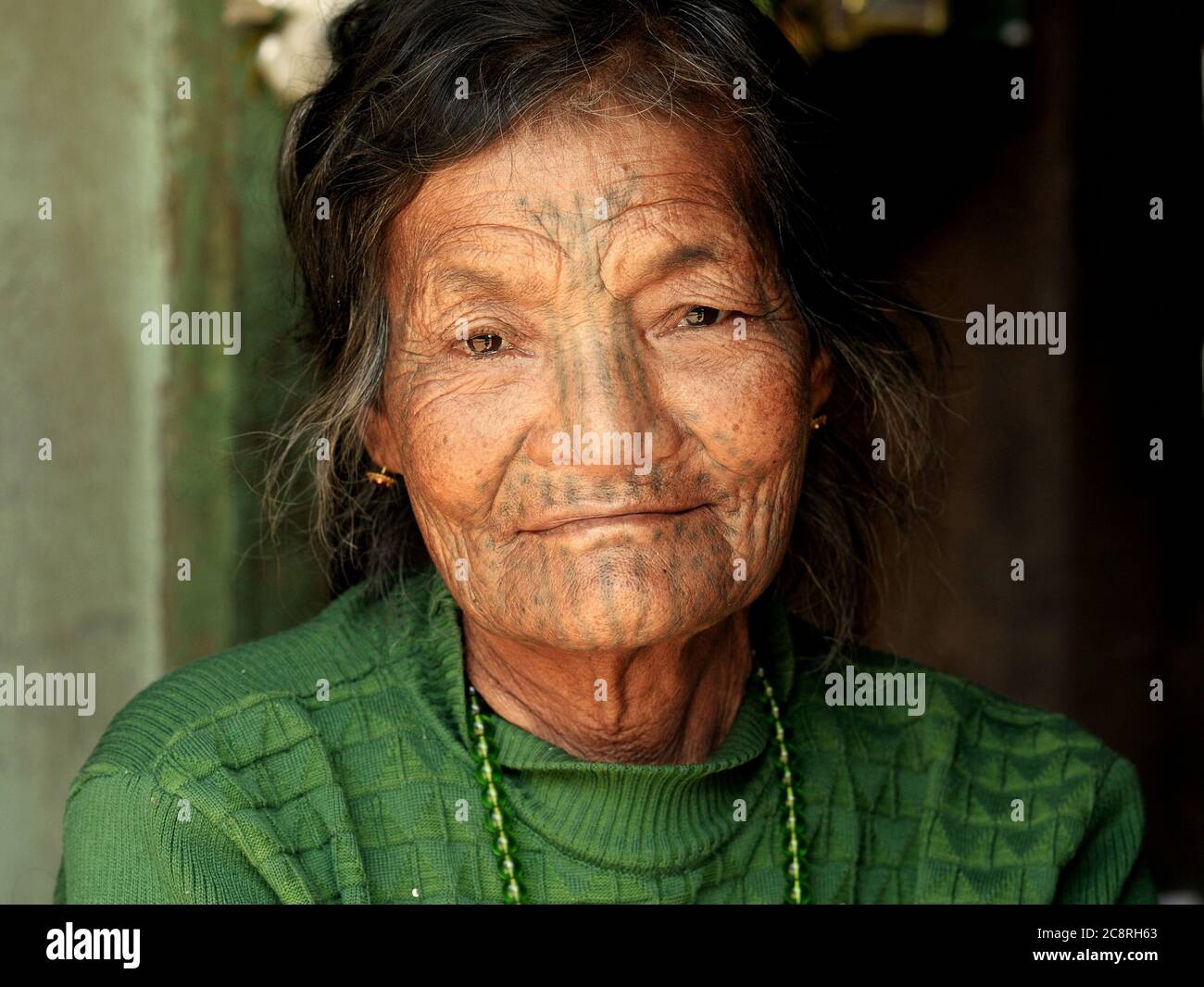 Vieille femme tribale Chin Muun ('femme pider') avec tatouage traditionnel du visage. Banque D'Images