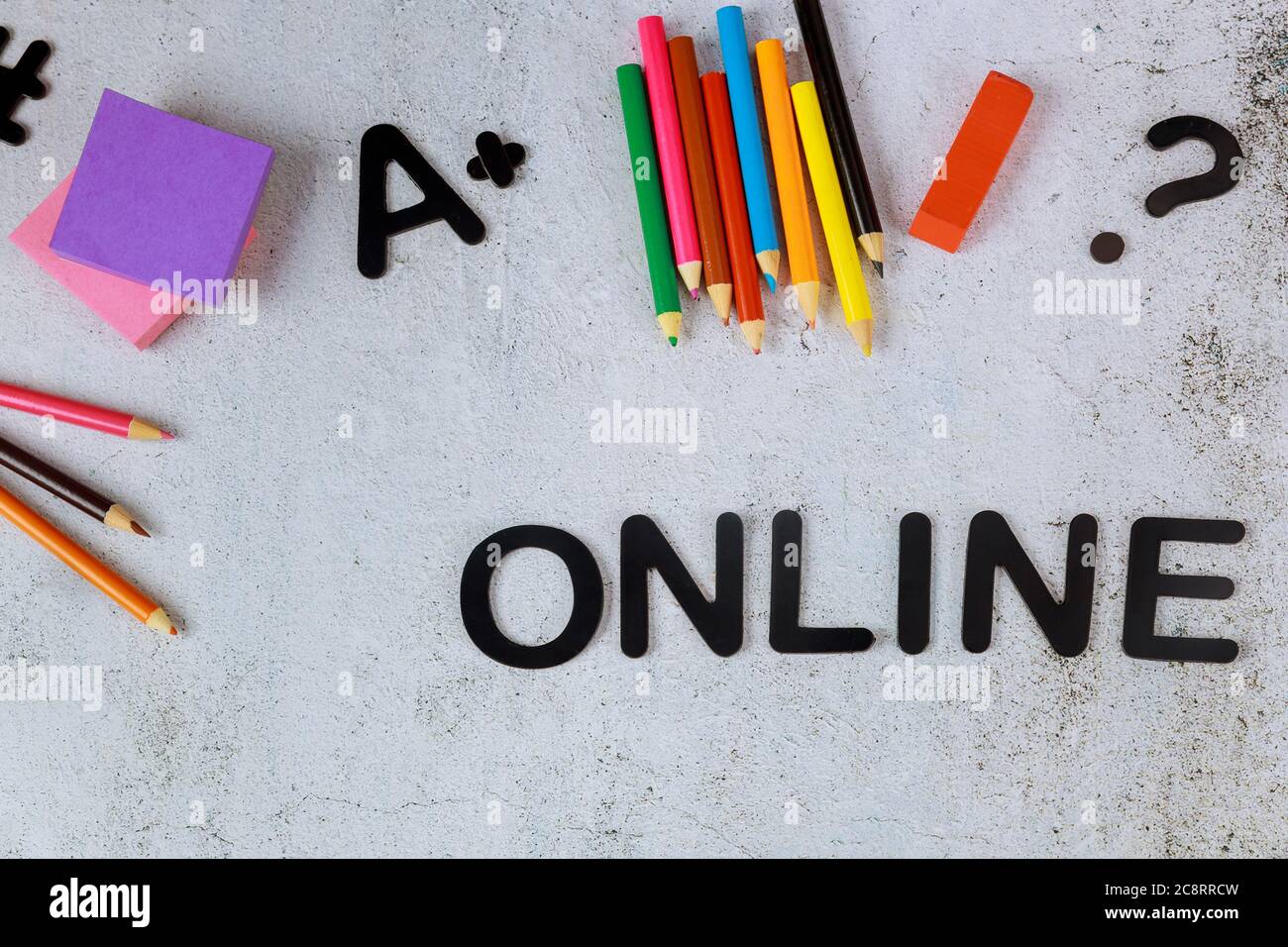 Word en ligne et fournitures scolaires sur fond blanc. Concept en ligne ou à domicile. Banque D'Images