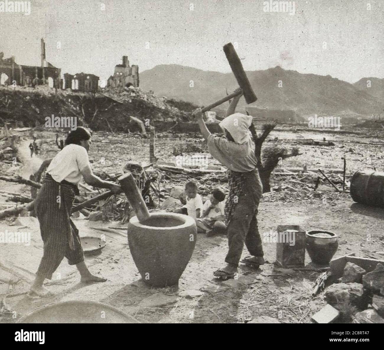 Scène dans la ville d'Hiroshima, Japon après l'attaque à la bombe atomique - fin 1945 ou début 1946 Banque D'Images