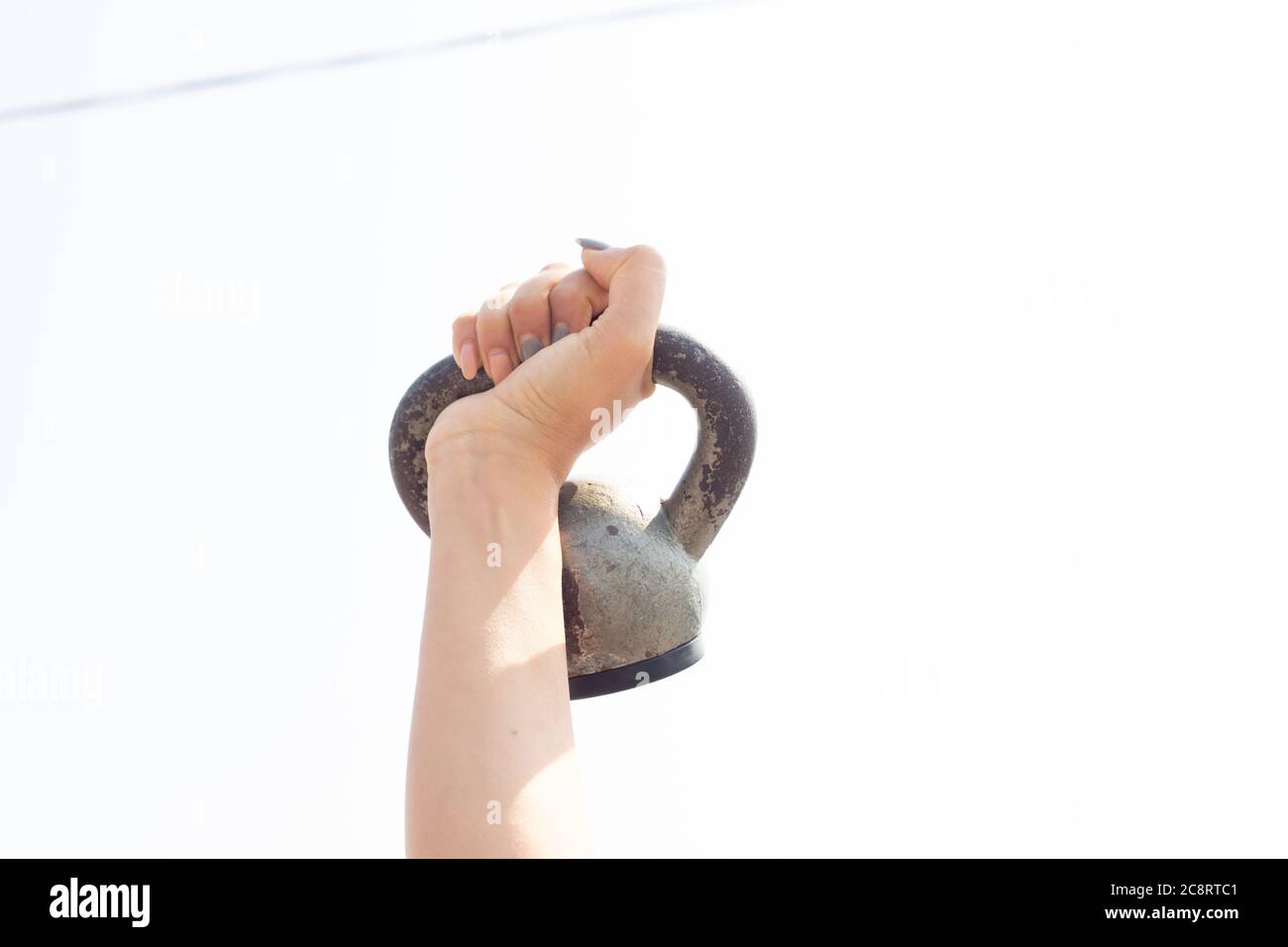 Gros plan de la main tenant la kettlebell vers le haut Banque D'Images