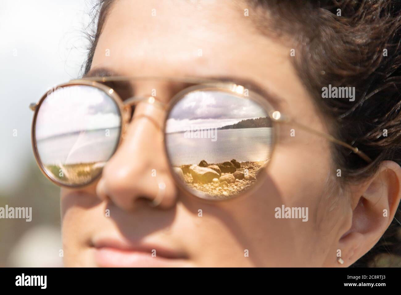Jeune femme profitant d'une journée ensoleillée à la plage Banque D'Images