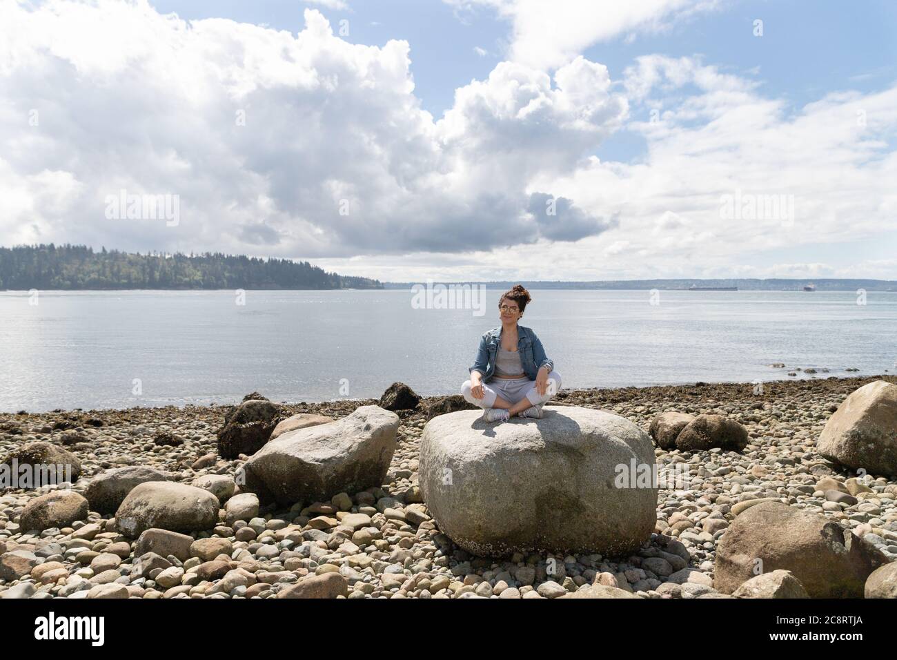Jeune femme profitant d'une journée ensoleillée à la plage Banque D'Images