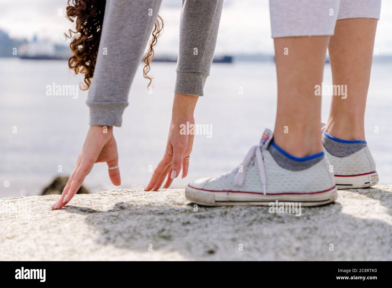 Jeune femme faisant des poses de yoga Banque D'Images