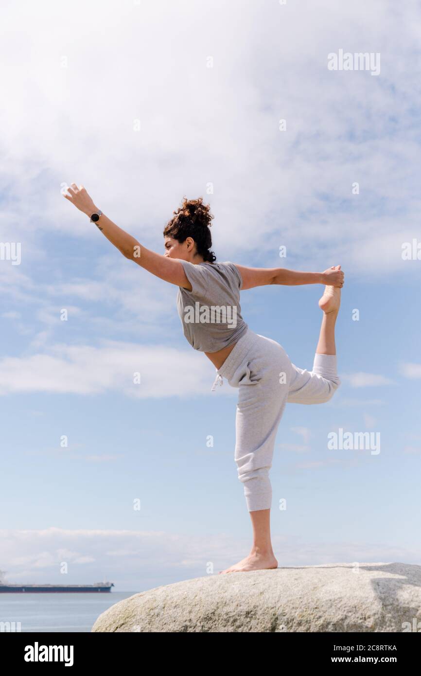 Jeune femme faisant des poses de yoga Banque D'Images
