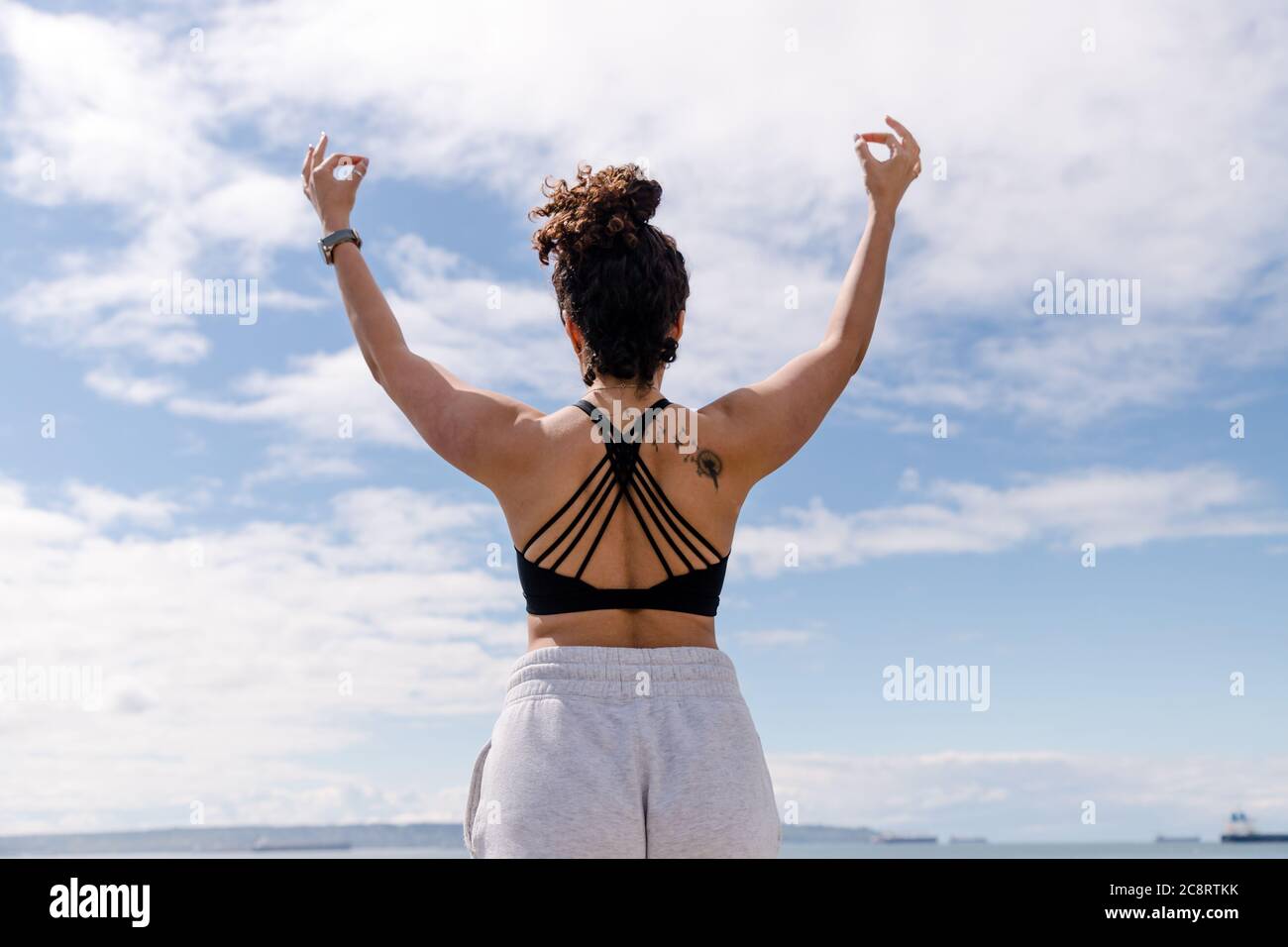 Jeune femme faisant des poses de yoga Banque D'Images