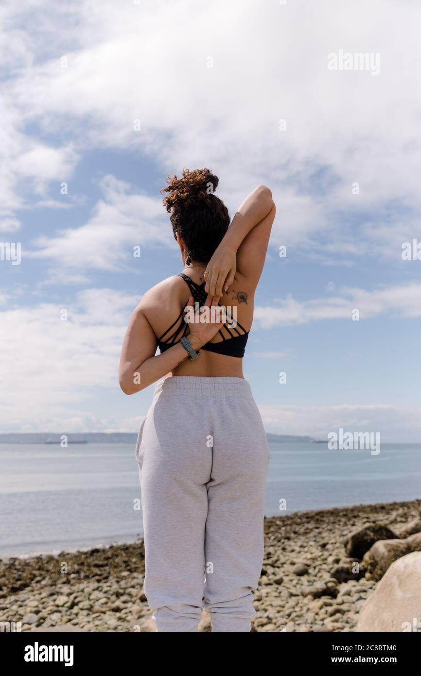 Jeune femme faisant des poses de yoga Banque D'Images