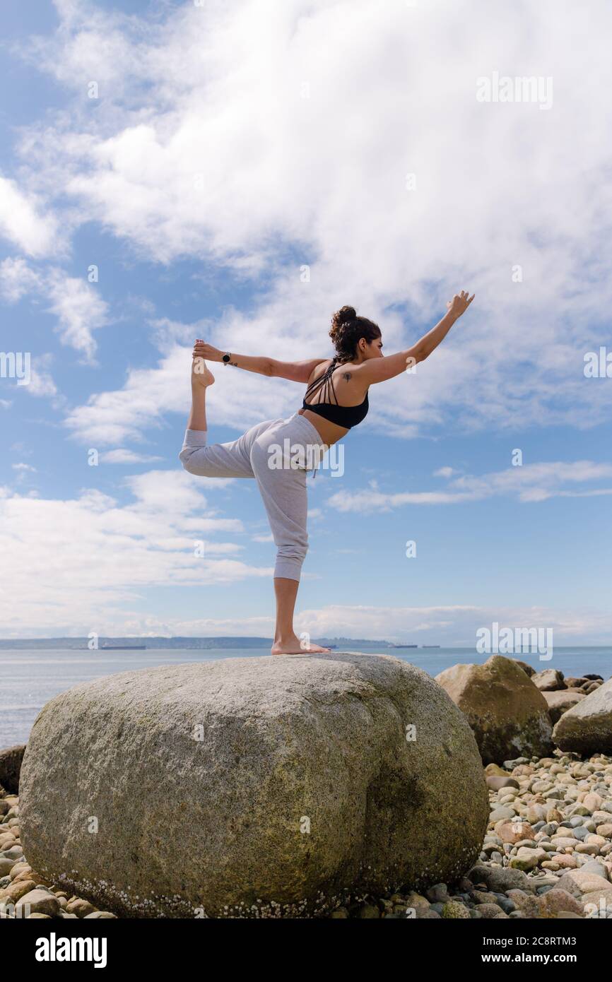 Jeune femme faisant des poses de yoga Banque D'Images
