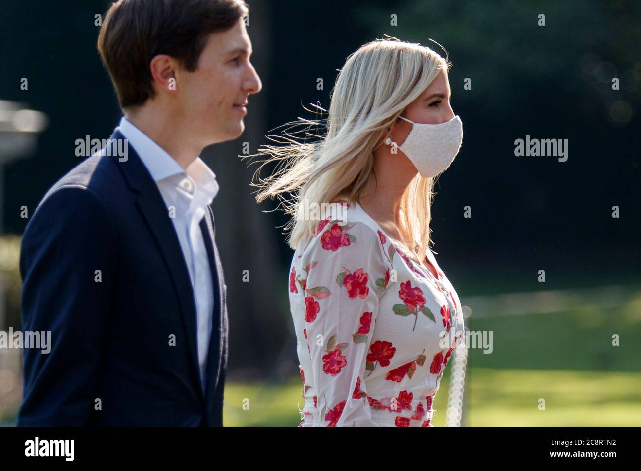 Washington, DC, États-Unis. 26 juillet 2020. Le conseiller principal du président Jared Kushner (L) et Ivanka Trump marchent jusqu'au Portico sud après avoir pris le pas de Marine One sur la pelouse sud de la Maison Blanche à Washington, DC, Etats-Unis, le 26 juillet 2020. Le président Trump revient à Washington après avoir passé le week-end dans son club de Bedminster, New Jersey.Credit: Shawn thew/Pool via CNP | usage dans le monde crédit: dpa/Alay Live News Banque D'Images
