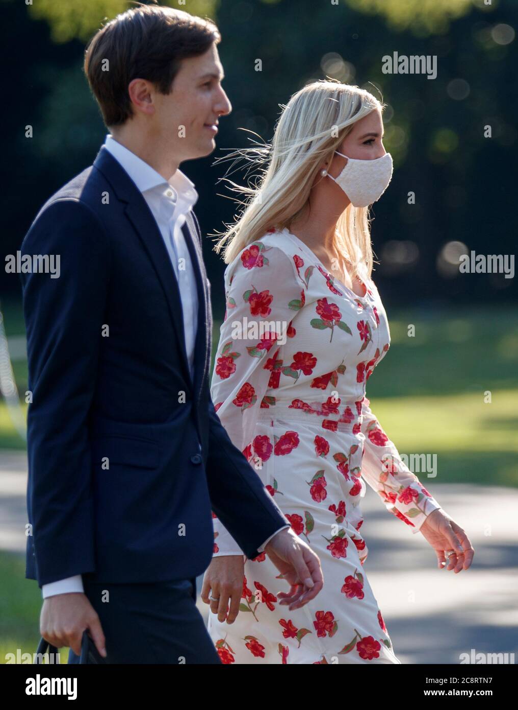 Washington, DC, États-Unis. 26 juillet 2020. Le conseiller principal du président Jared Kushner (L) et Ivanka Trump marchent jusqu'au Portico sud après avoir pris le pas de Marine One sur la pelouse sud de la Maison Blanche à Washington, DC, Etats-Unis, le 26 juillet 2020. Le président Trump revient à Washington après avoir passé le week-end dans son club de Bedminster, New Jersey.Credit: Shawn thew/Pool via CNP | usage dans le monde crédit: dpa/Alay Live News Banque D'Images