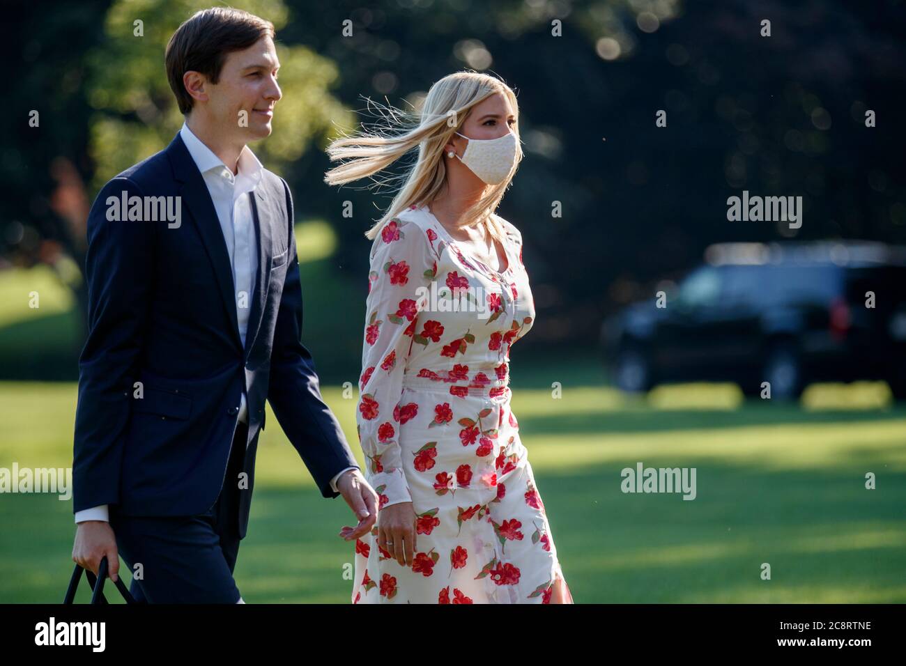 Washington, DC, États-Unis. 26 juillet 2020. Le conseiller principal du président Jared Kushner (L) et Ivanka Trump marchent jusqu'au Portico sud après avoir pris le pas de Marine One sur la pelouse sud de la Maison Blanche à Washington, DC, Etats-Unis, le 26 juillet 2020. Le président Trump revient à Washington après avoir passé le week-end dans son club de Bedminster, New Jersey.Credit: Shawn thew/Pool via CNP | usage dans le monde crédit: dpa/Alay Live News Banque D'Images