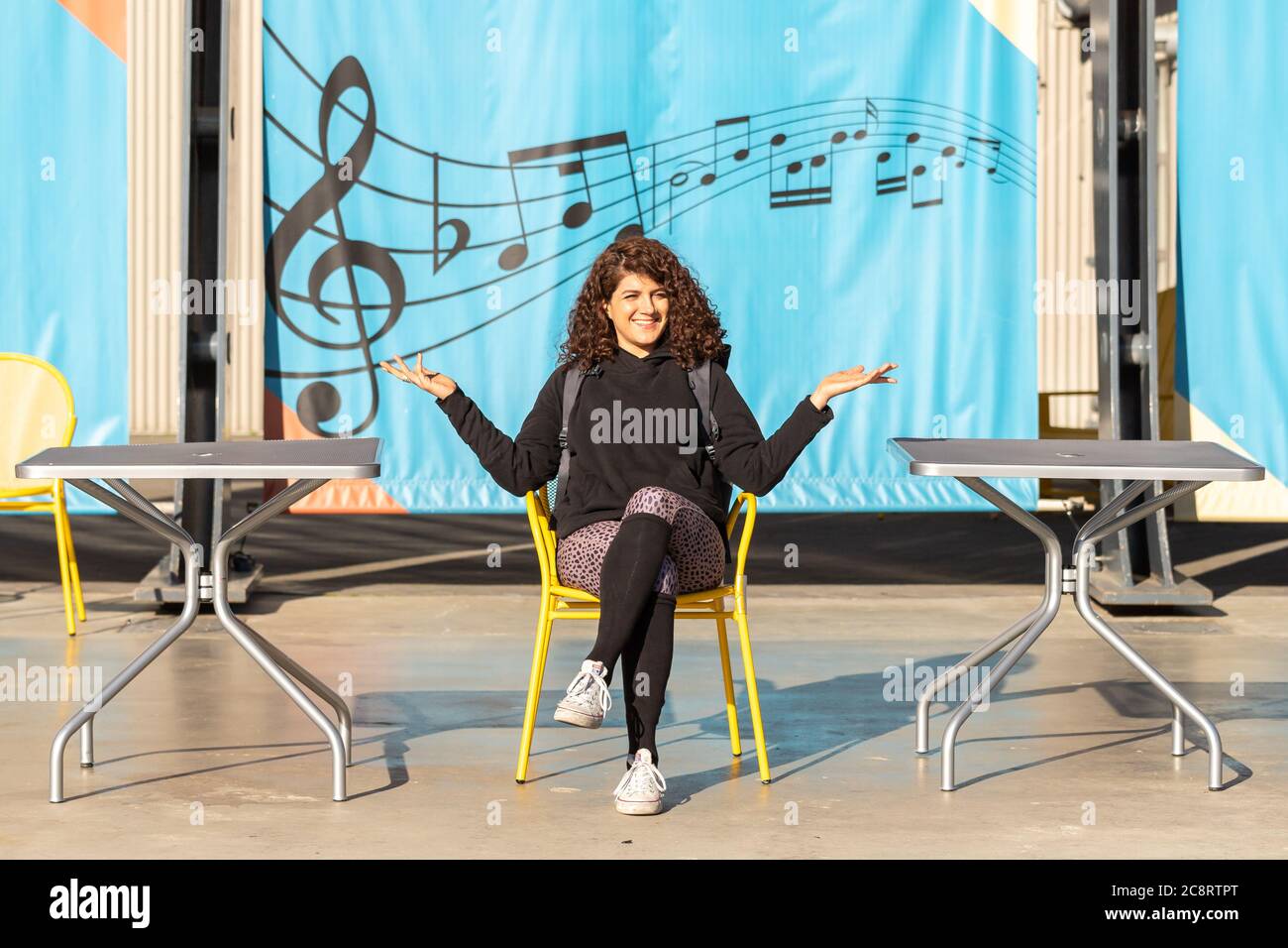 Belle jeune femme profitant d'une journée ensoleillée Banque D'Images