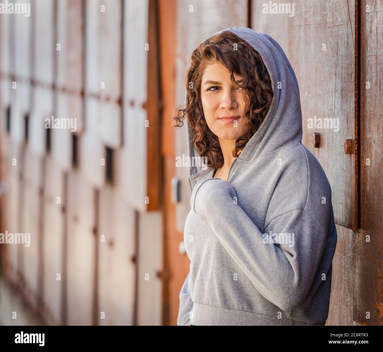 Belle jeune femme profitant d'une journée ensoleillée Banque D'Images