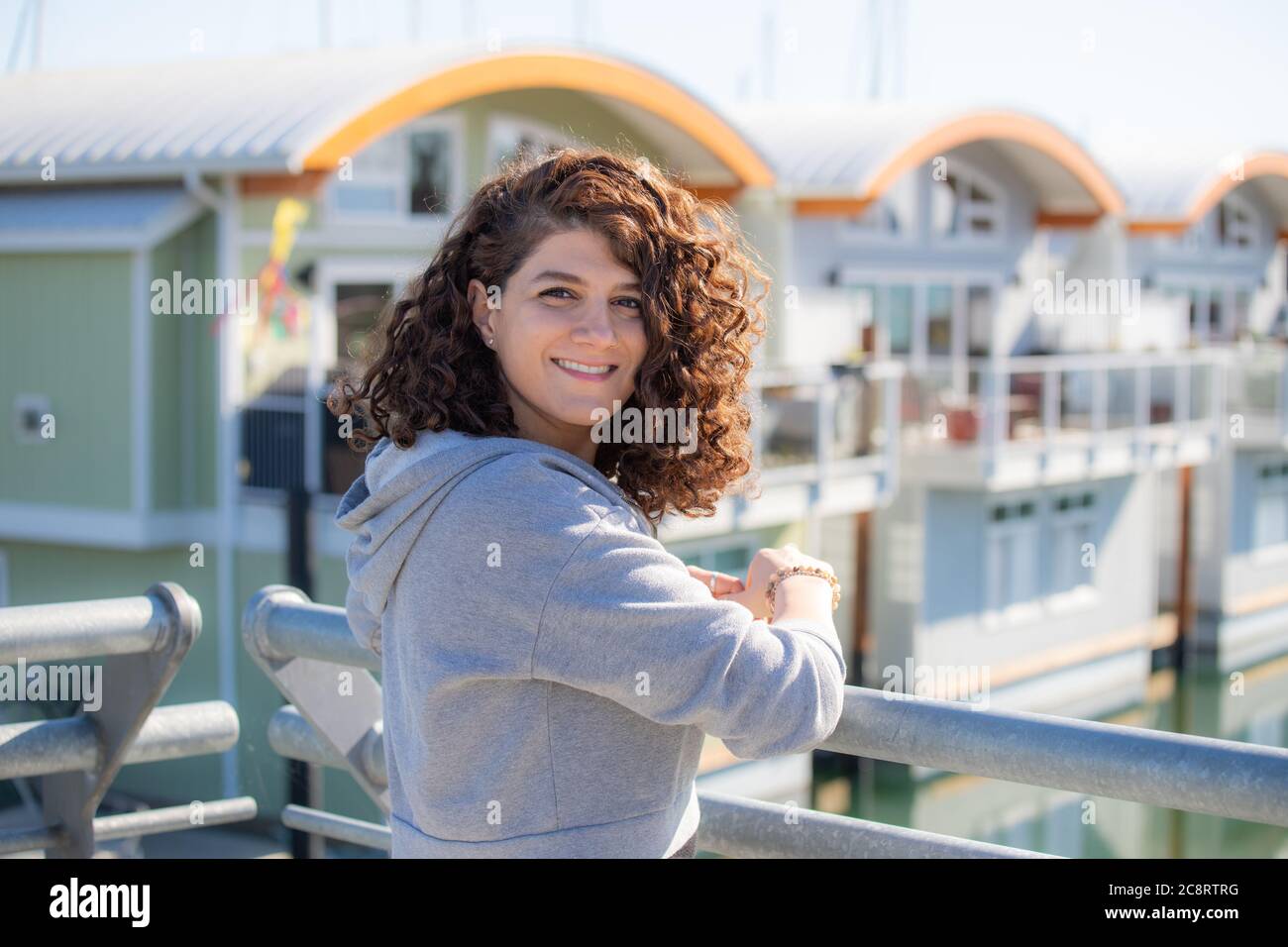 Belle jeune femme profitant d'une journée ensoleillée Banque D'Images