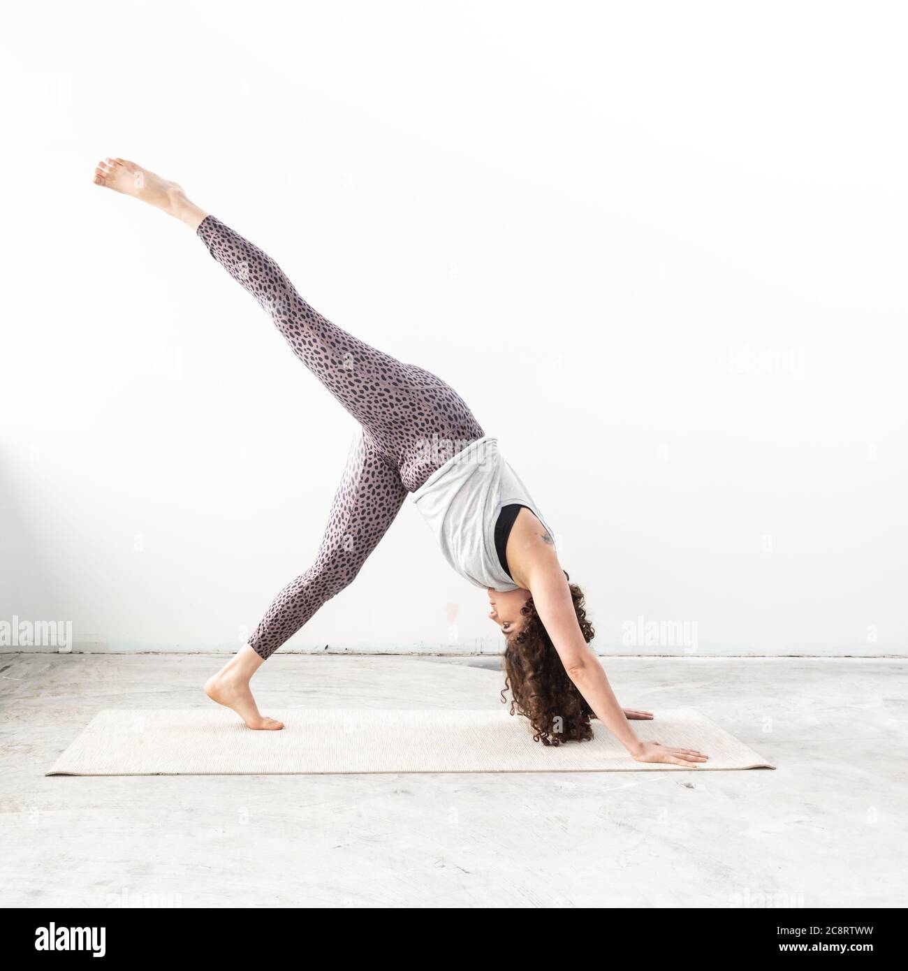 Un entraîneur de fitness s'étire en studio Banque D'Images