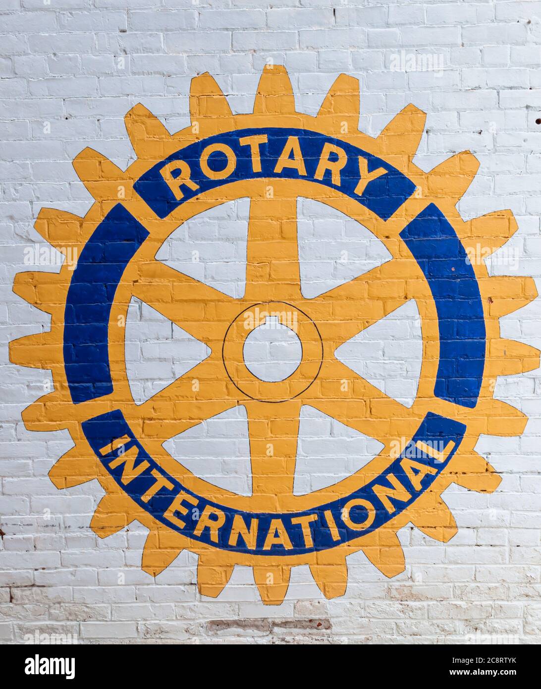 Un panneau Rotary International peint sur un mur de briques. Rotary International est une organisation de services à but non lucratif qui relie les entreprises Banque D'Images