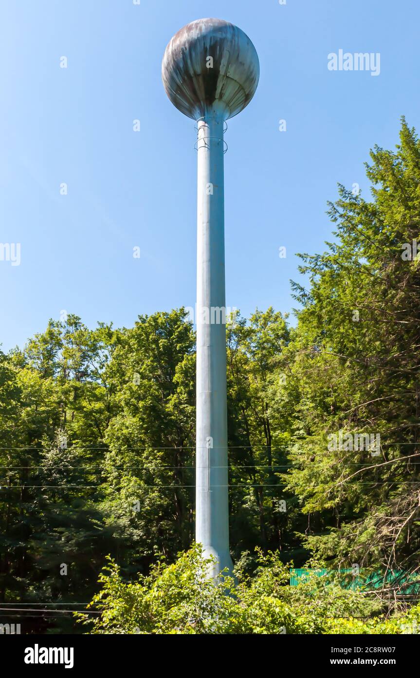 Une tour d'eau dans les bois dans le comté de Venango, Pennsylvanie, États-Unis lors d'une journée ensoleillée d'été Banque D'Images