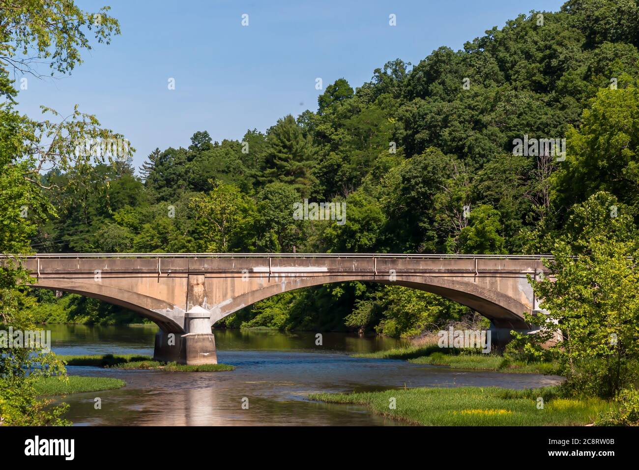 Un pont en béton au-dessus de l'eau dans le comté de Venango, en Pennsylvanie, aux États-Unis, lors d'une journée ensoleillée d'été Banque D'Images