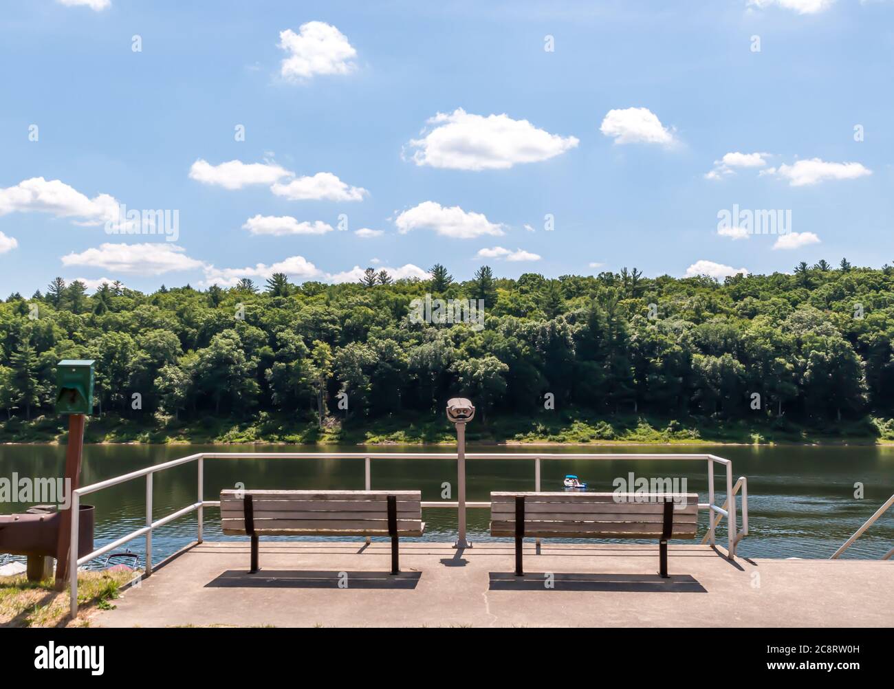 Deux bancs de parc dans un salon surplombant le lac Tionesta dans le comté de Venango, Pennsylvanie, États-Unis, par une journée d'été ensoleillée Banque D'Images