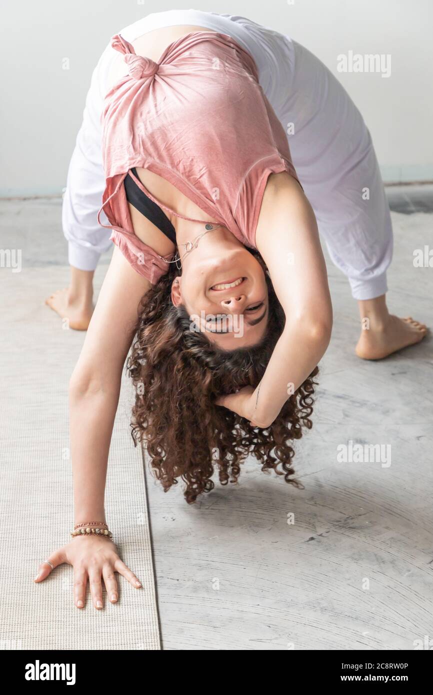 Un entraîneur de fitness s'étire en studio Banque D'Images