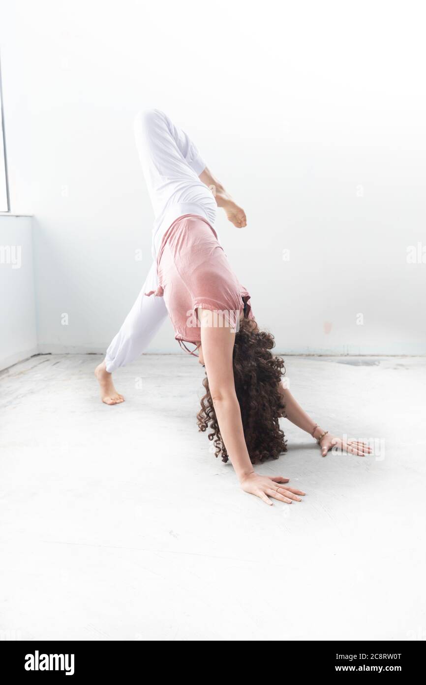 Un entraîneur de fitness s'étire en studio Banque D'Images