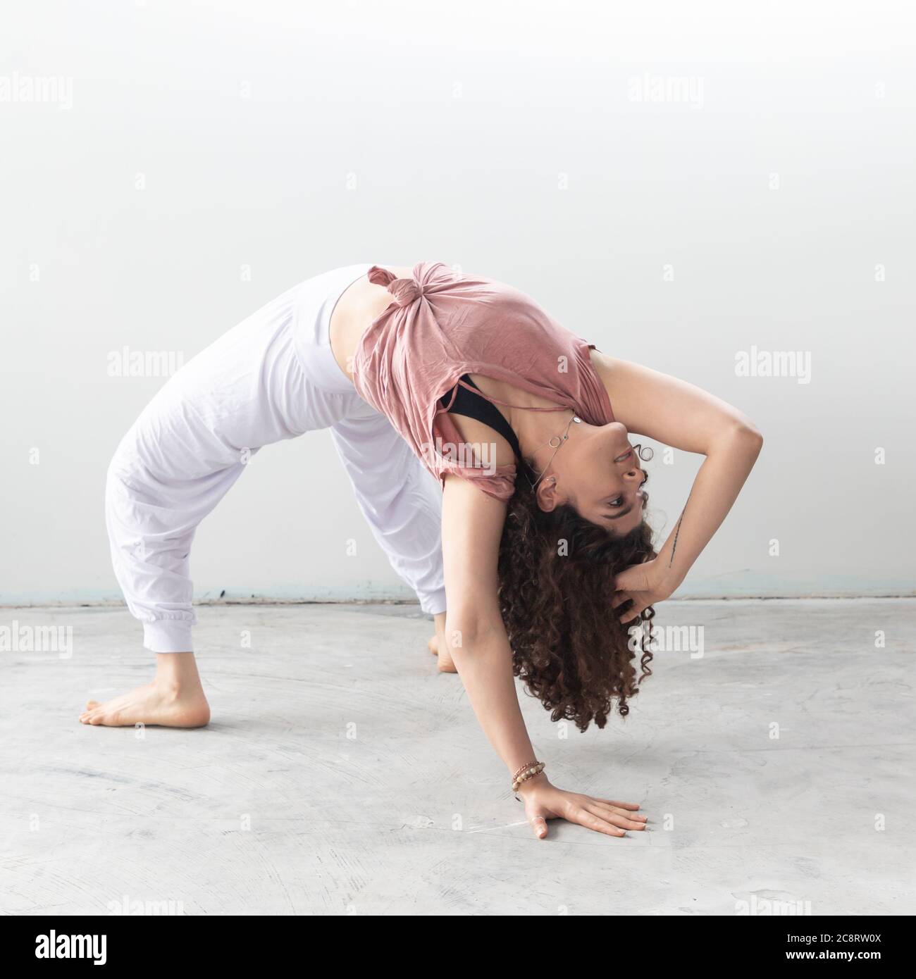 Un entraîneur de fitness s'étire en studio Banque D'Images